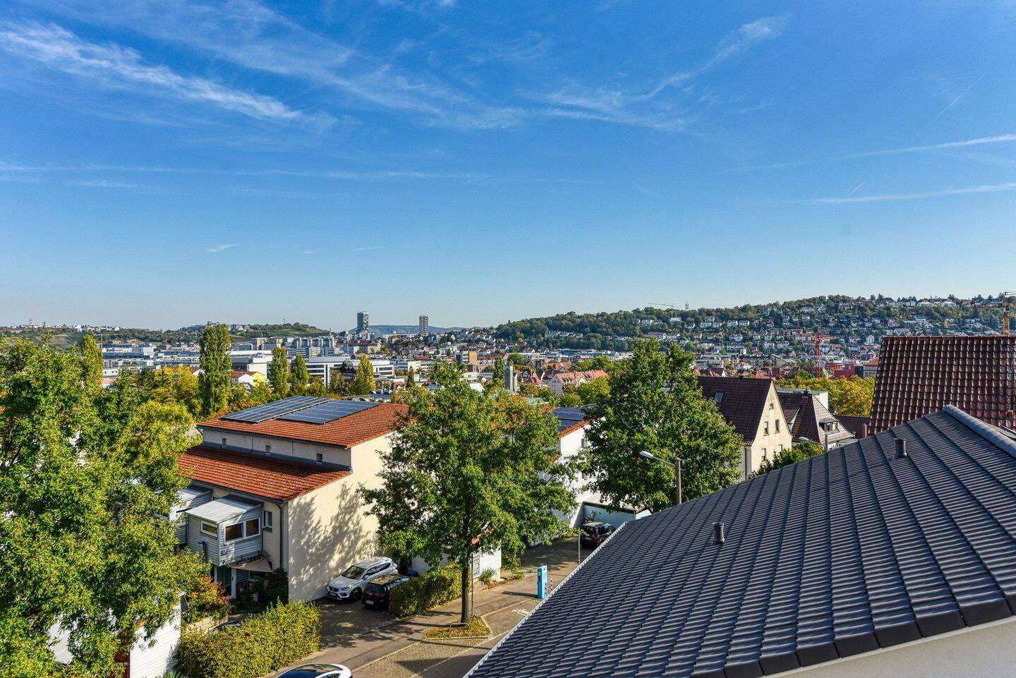 +++ Dachgeschoss-Etage im 3-Fam.-Haus – 2 kleine Balkone – teilweise Fernblick – inklusive EBK & Garage +++, 70469 Stuttgart (Feuerbach Zuffenhausen)