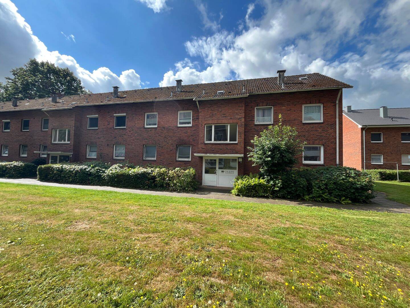 Komplettsanierung erforderlich !! – 2-Zimmer-Wohnung im Hochparterre im Stadtteil Mastbrook, 24768 Rendsburg