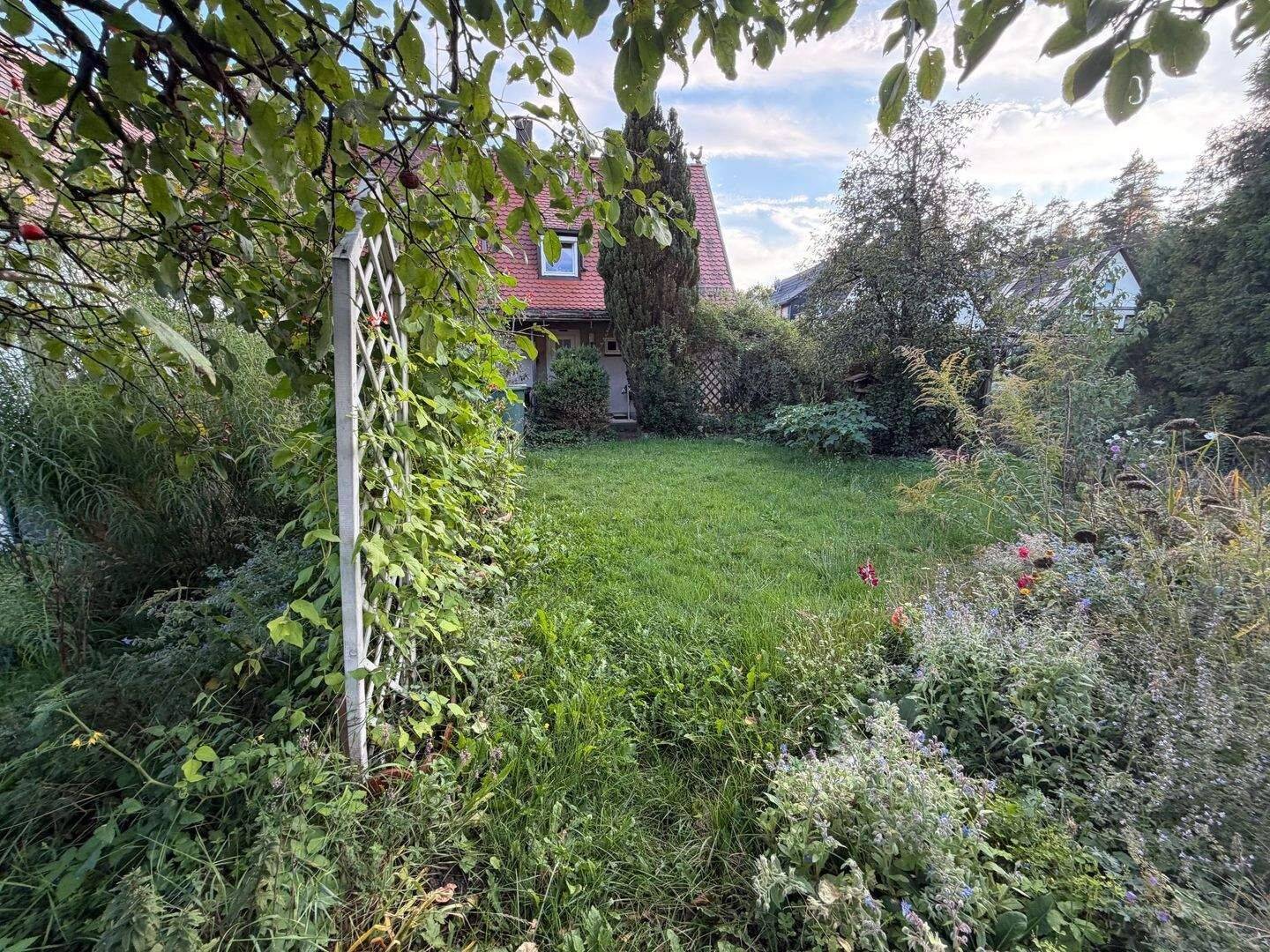 Charmantes kleines Haus im Dornröschenschlaf mit idyllischem Garten, 90607 Rückersdorf