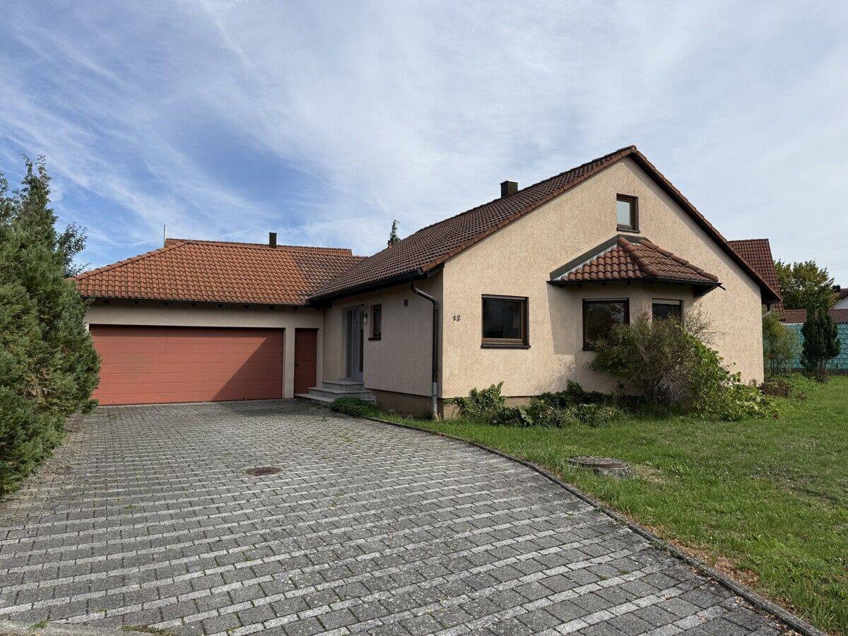 Kleines Einfamilienhaus mit Doppelgarage und schönem Grundstück in ruhiger Siedlungslage, 74599 Wallhausen