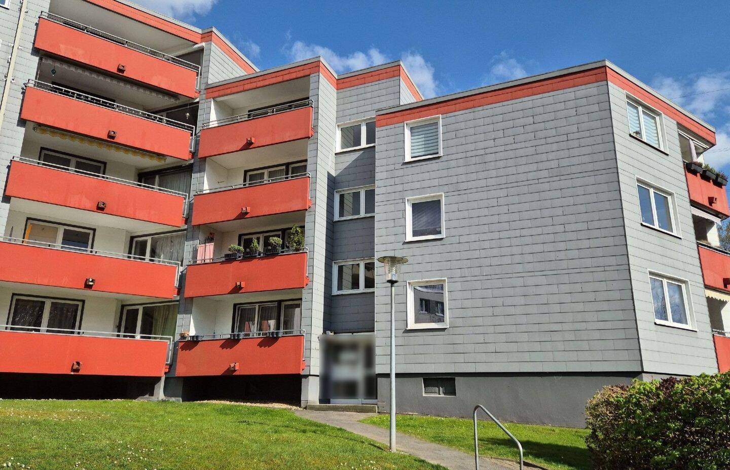 Sehr gepflegte Zwei-Zimmer-Wohnung mit Süd-West Balkon, Designerküche und Tiefgarage in idyllischer Lage in Haan!, 42781 Haan