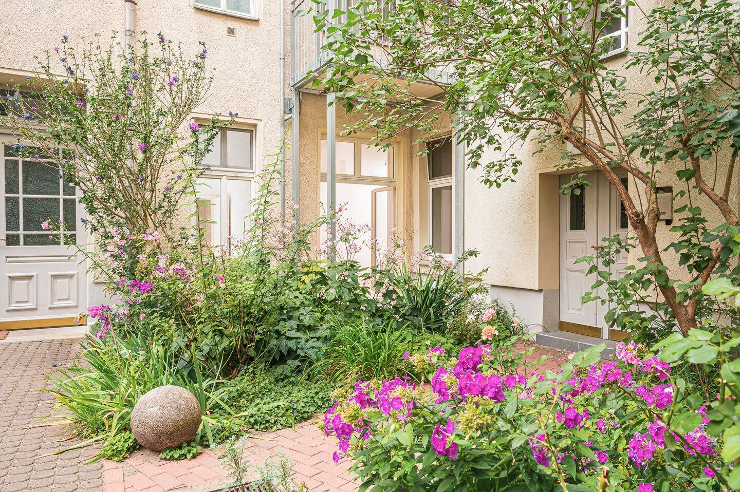 Altbaucharme mit Hofidylle – 2-Zimmer-Wohnung mit Terrasse im Seitenflügel, 10435 Berlin (Mitte Prenzlauer Berg)