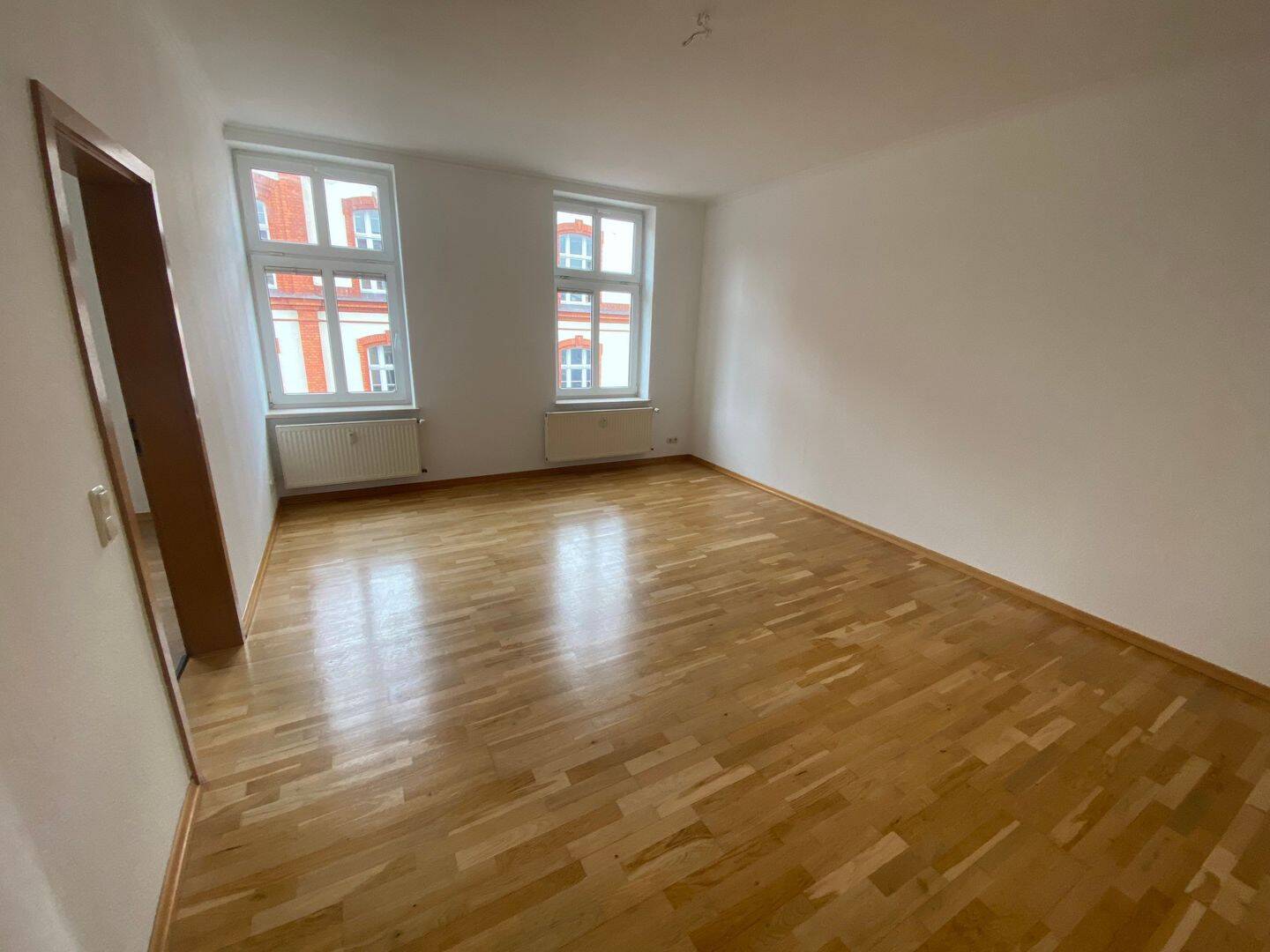 3-Zimmer-Wohnung mit Balkon, Laminat, Einbauküche und Wannenbad, 18057 Rostock (Gartenstadt/Stadtweide Hansaviertel Kröpeliner Tor-Vorstadt Stadtmitte)