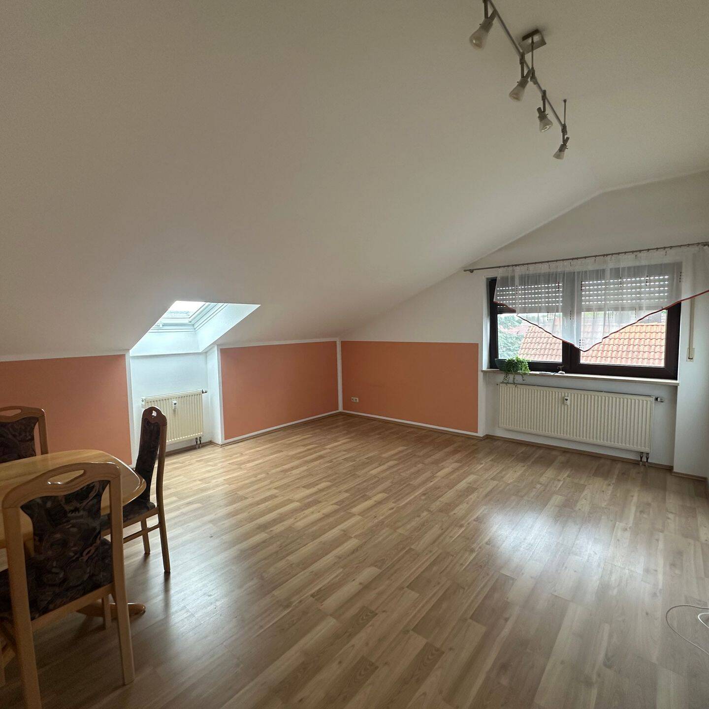 Helle 2-Zimmer-Dachgeschosswohnung mit Einbauküche und Stellplatz in Fürth, 90766 Fürth (Eigenes Heim Hardhöhe Unterfarrnbach Weststadt)