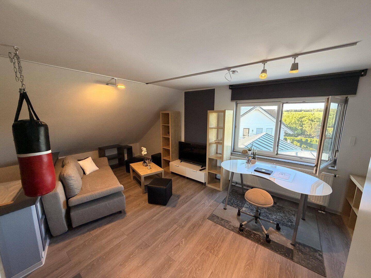 Dachgeschoss Appartment in ruhiger Randlage mit Stellplatz vor dem Haus – optional möbliert –, 73492 Rainau