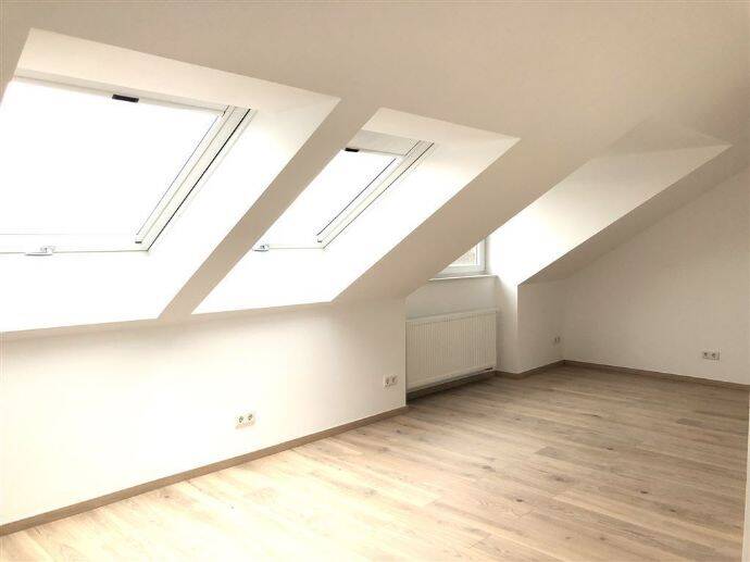 Helle 1-Zimmer-Dachgeschosswohnung mit separaten Schlafbereich in Veitshöchheim, 97209 Veitshöchheim