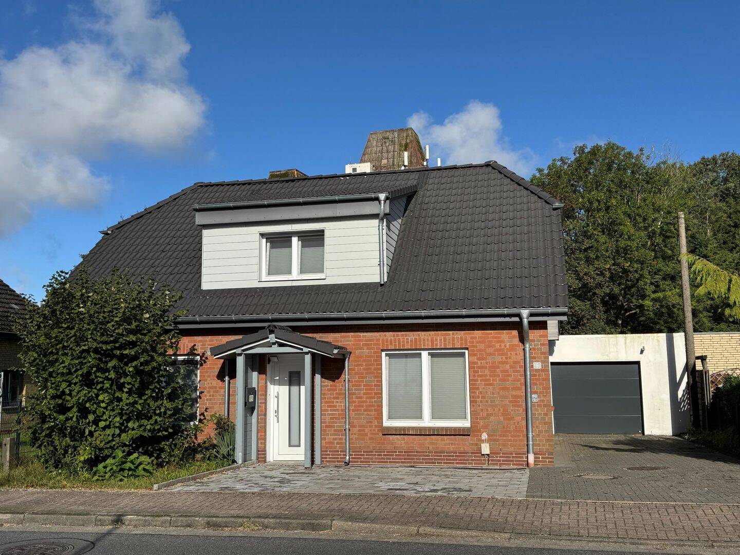 Modernisiertes Familienzuhause mit viel Platz, Garten und großzügiger Garage in Jübek, 24855 Jübek