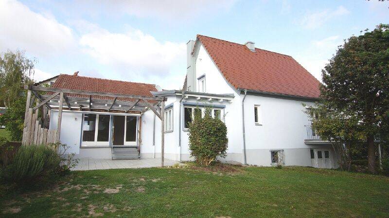 Gepflegtes Einfamilienhaus mit großer Terrasse und schönem Garten, 94327 Bogen