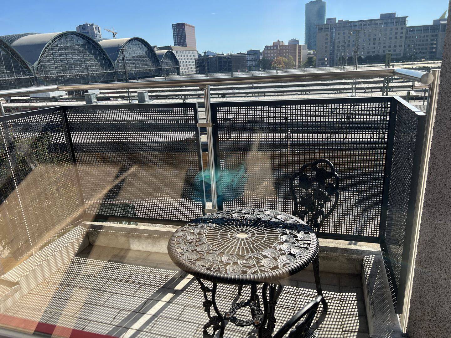 Helle, voll möblierte 2-Zimmer-Wohnung mit Balkon direkt am Frankfurter Hauptbahnhof, 60329 Frankfurt am Main (Bahnhofsviertel Gallus Gutleutviertel Innenstadt)