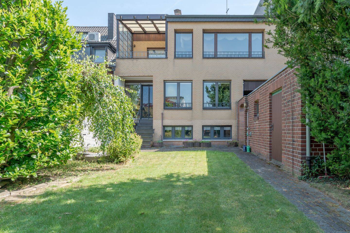 Raumwunder im Düsseldorfer Süden: Großzügiges Zweifamilienhaus mit Garten, 40589 Düsseldorf