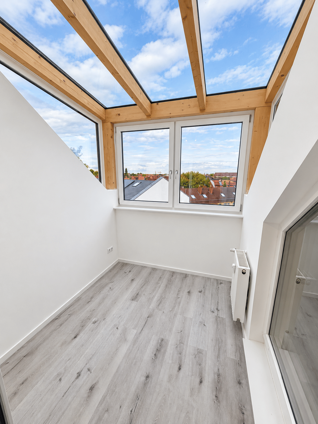 Erstbezug nach Modernisierung: Helle 3,5-Zimmer-Dachgeschosswohnung mit Wintergarten & Burgblick, 90489 Nürnberg (Gärten bei Wöhrd Rennweg Veilhof Wöhrd)