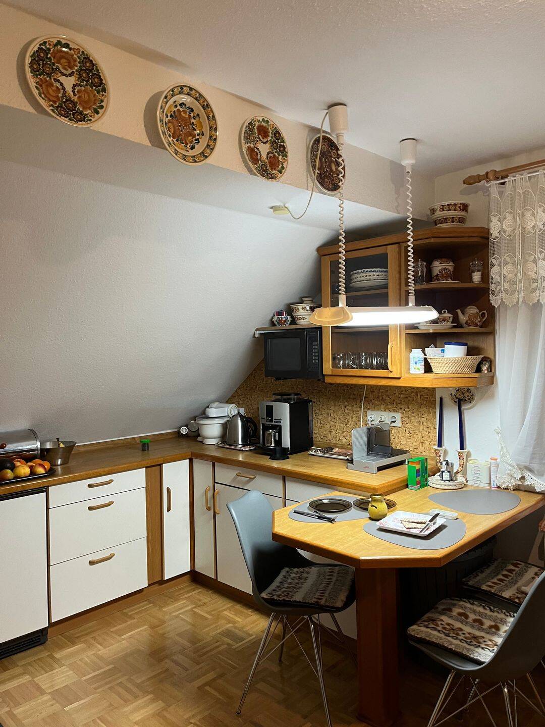 Helle freundliche 3 Zimmer Dachgeschosswohnung mit Balkon und Gartenanteil, 97440 Werneck