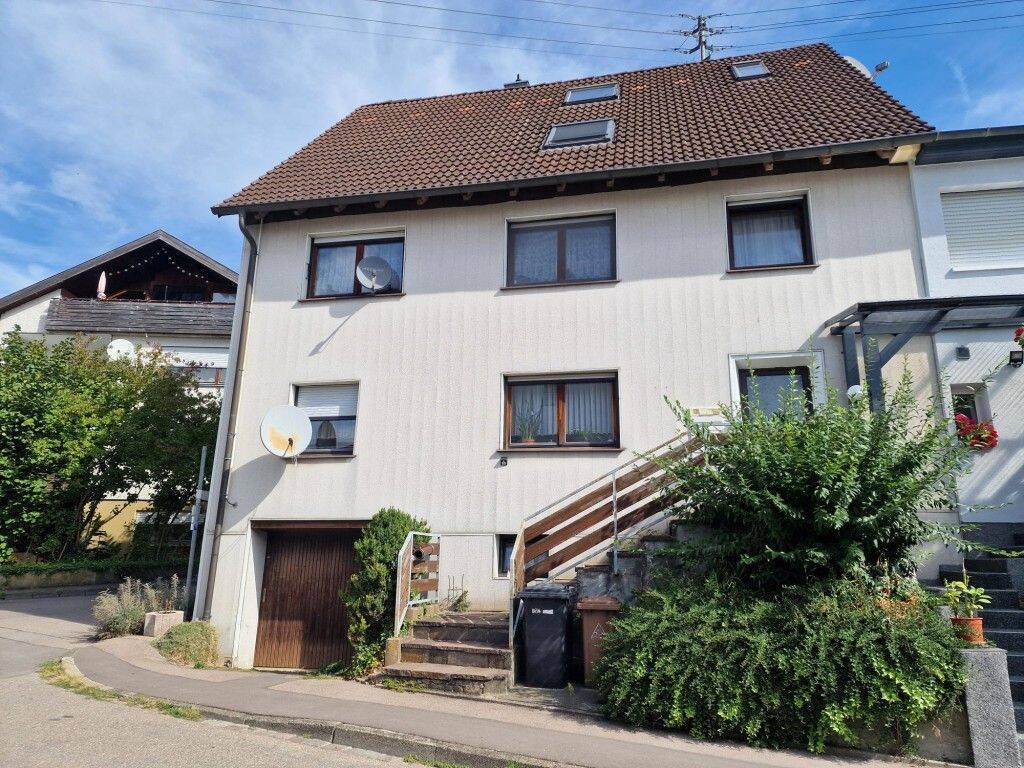 modernisierungsbedürftiges Dreifamilienhaus in der Ortsmitte von Dettingen, 89547 Gerstetten