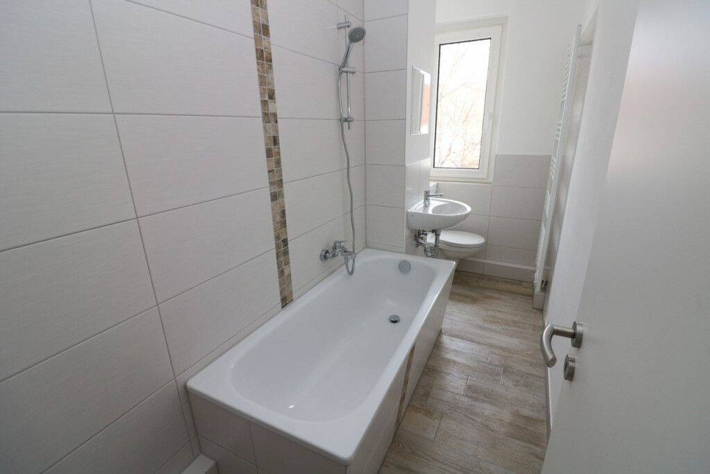 Kinderlachen willkommen…sanierte 4-Raum-Familienwohnung mit Wanne & Balkon!!!, 9599 Freiberg