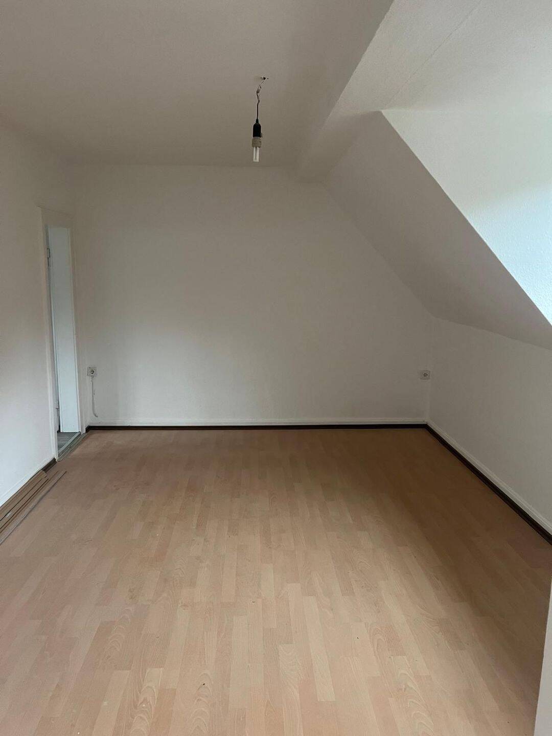 Neu renovierte 3-Zimmer-Dachgeschosswohnung ab November zu vermieten
In einem gepflegten Dreifamilienhaus wird ab November eine neu renovierte Dachge, 57555 Kirchen (Sieg)