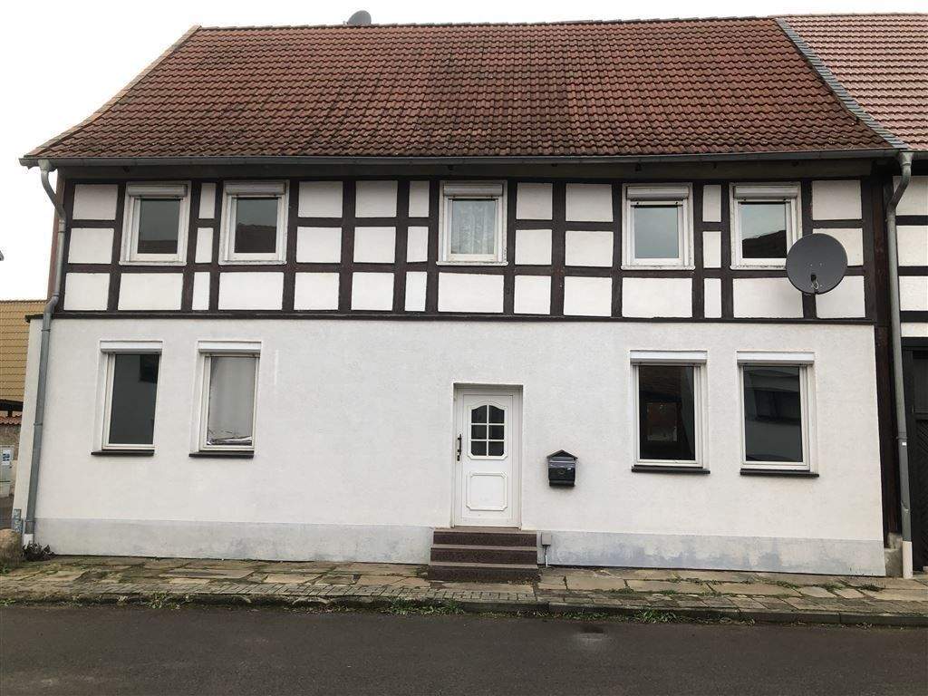 Großes Einfamilienhaus mit Nebengelass zum Ausbau, 39359 Flechtingen