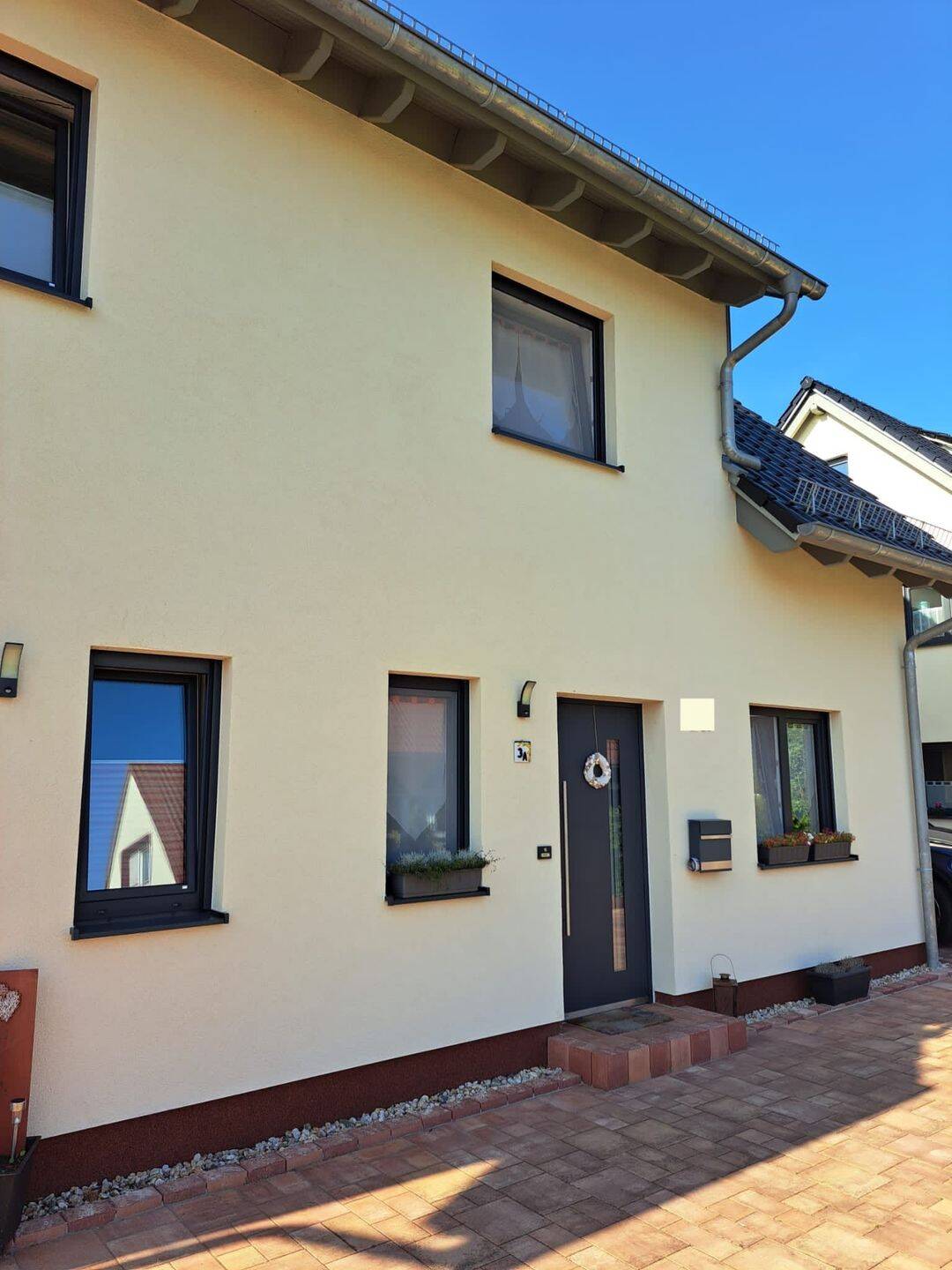 Moderne Doppelhaushälfte in Leuna OT Kötschlitz, 6237 Leuna