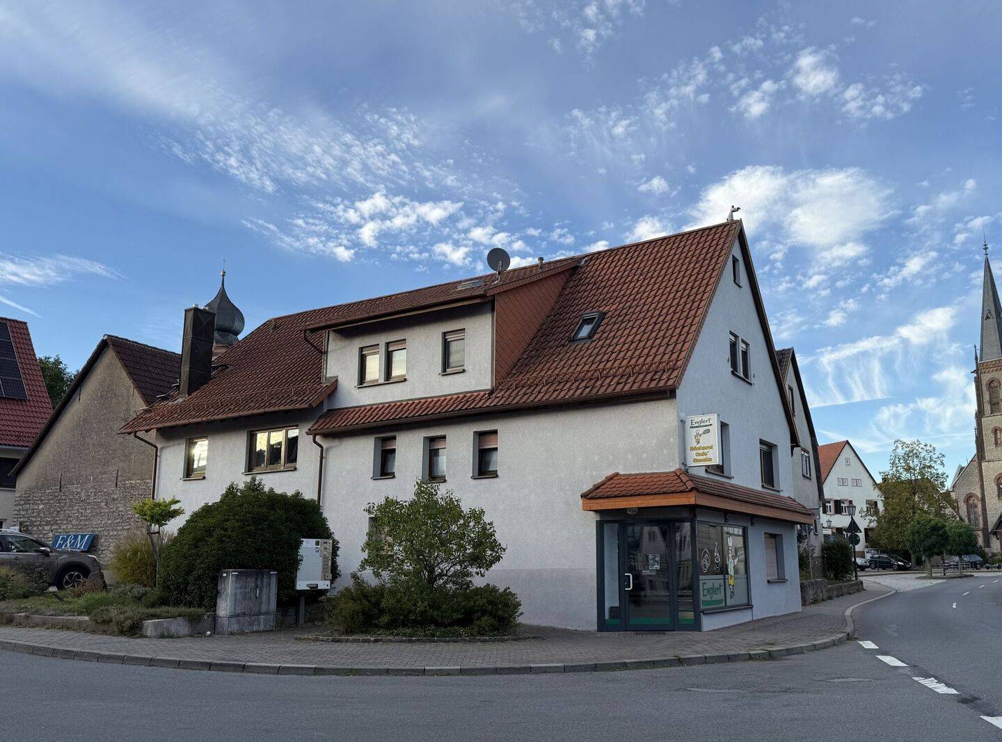 Großzügiges, gepflegtes Wohn- und Geschäftshaus mit vermieteter Gewerbefläche und Scheune …, 74850 Schefflenz