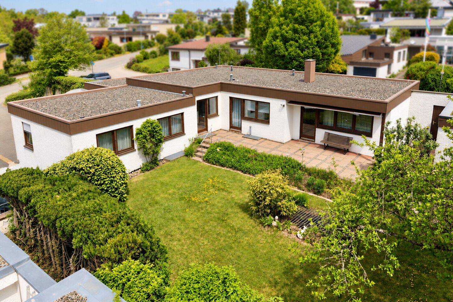 Wohnen auf einer Ebene  Einfamilienhaus mit Einliegerwohnung, 4 Garagen und viel Raum für neue Ideen, 88400 Biberach an der Riß