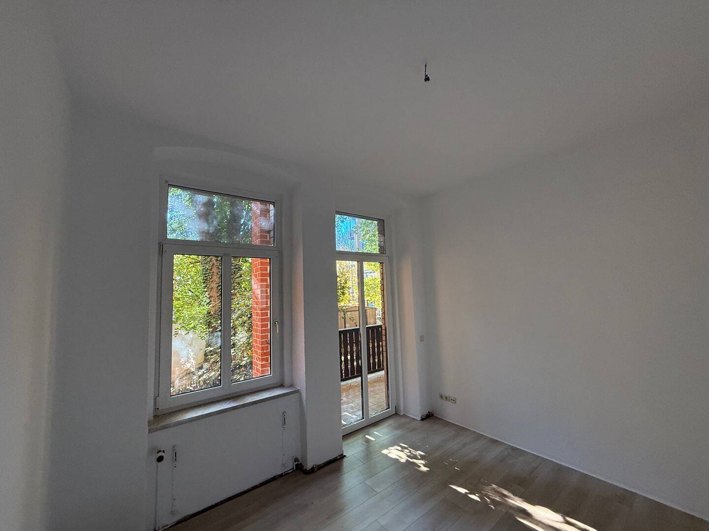 Stilvolle 4- Raum Wohnung mit Stuck, neu renoviert, Balkon und Garten – zentrumsnah in Plauen, 8523 Plauen