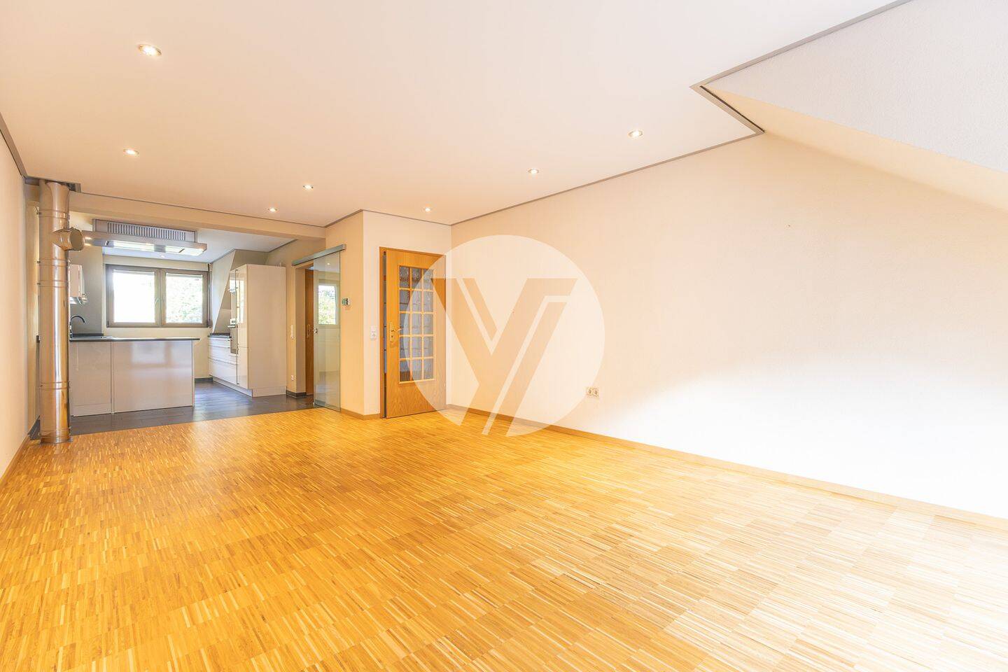 Modernisierte Dachgeschosswohnung mit gemütlicher Wohnatmosphäre // 3ZKB, Balkon, EBK, etc. // ab sofort, 54317 Riveris