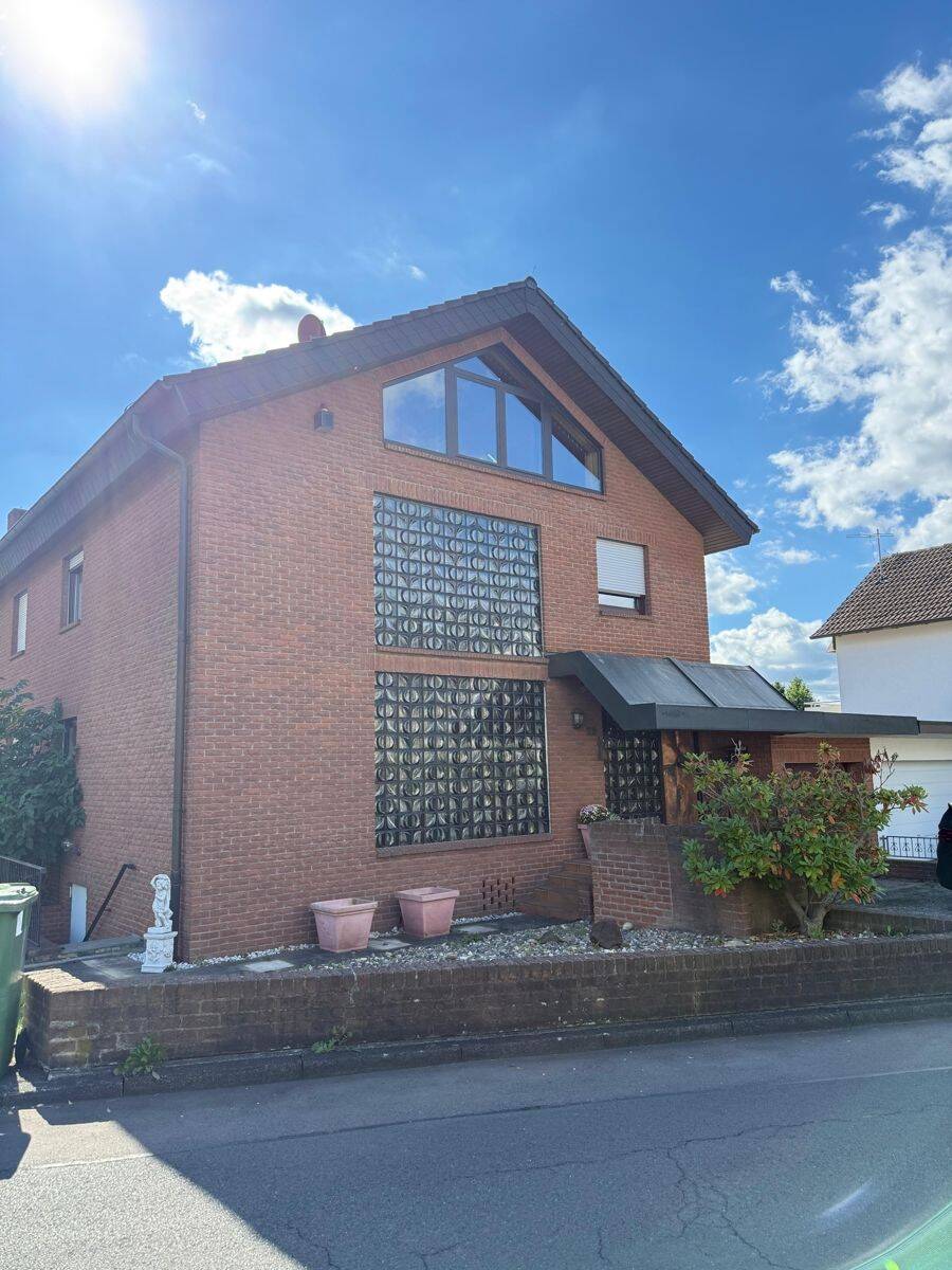 gepflegtes  großes Architektenhaus in 34266 Niestetal zu vermieten mit EBK, großem Balkon und Sauna, 34266 Niestetal