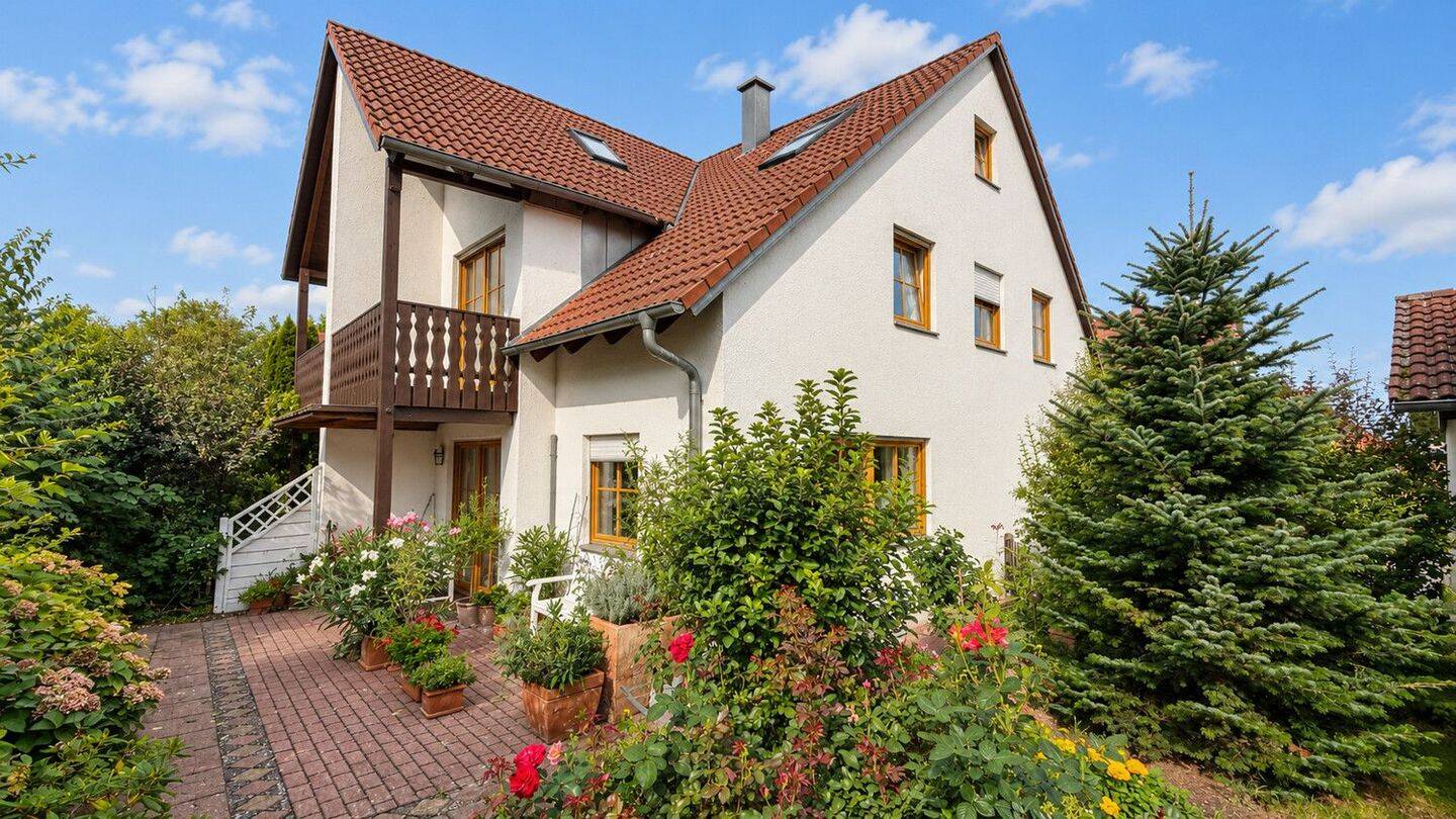 Ein Zuhause im Grünen – gepflegte Doppelhaushälfte mit Garten und Balkon in Köfering, 93096 Köfering