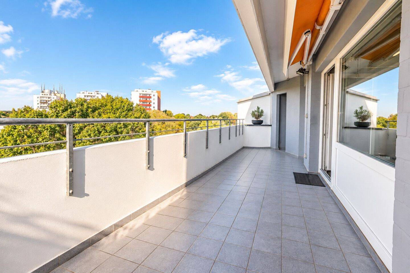 Renovierte 2-Zimmer-Wohnung mit großem Balkon, Garage & Fahrstuhl in Buxtehude, 21614 Buxtehude