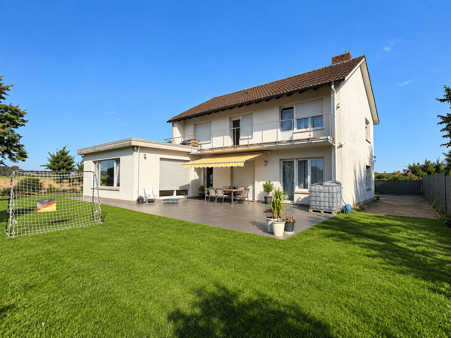 Großzügiges Wohnhaus mit Einliegerwohnung, Vollkeller und großem Grundstück in Detmold, 32760 Detmold