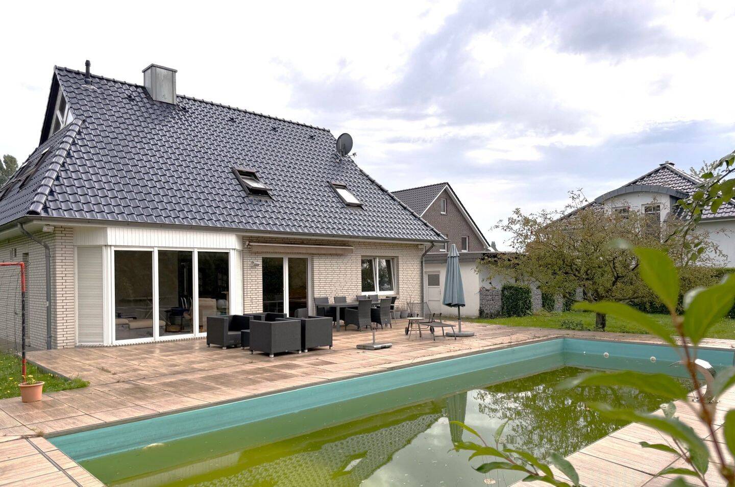 Ein Haus, das man nicht an der Straße findet – großzügiges Wohnen mit Pool und privatem Garten!, 26127 Oldenburg (Oldb) (Alexandersfeld Bürgerfelde Nadorst)