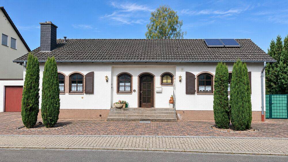 Stilvoller Bungalow mit großem Garten & Garage in ruhiger Wohnlage von Schifferstadt, 67105 Schifferstadt
