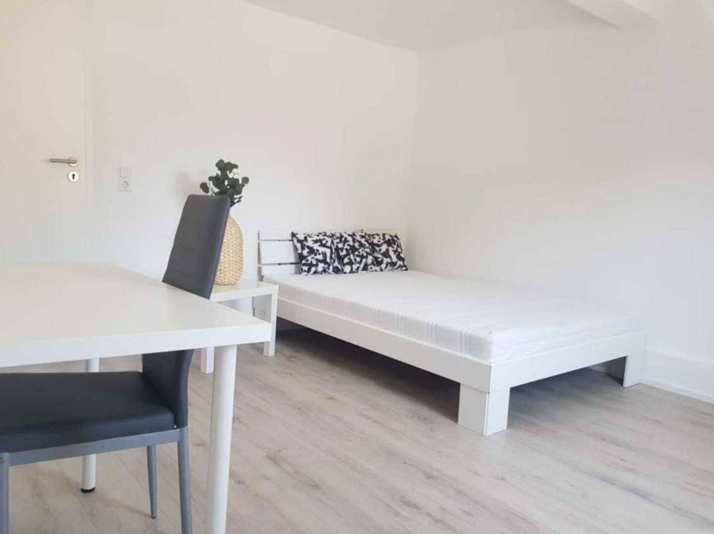 Vollmöbliertes Shared Apartment in Stuttgart Hedelfingen, 70329 Stuttgart (Hedelfingen Obertürkheim Rohracker Uhlbach)