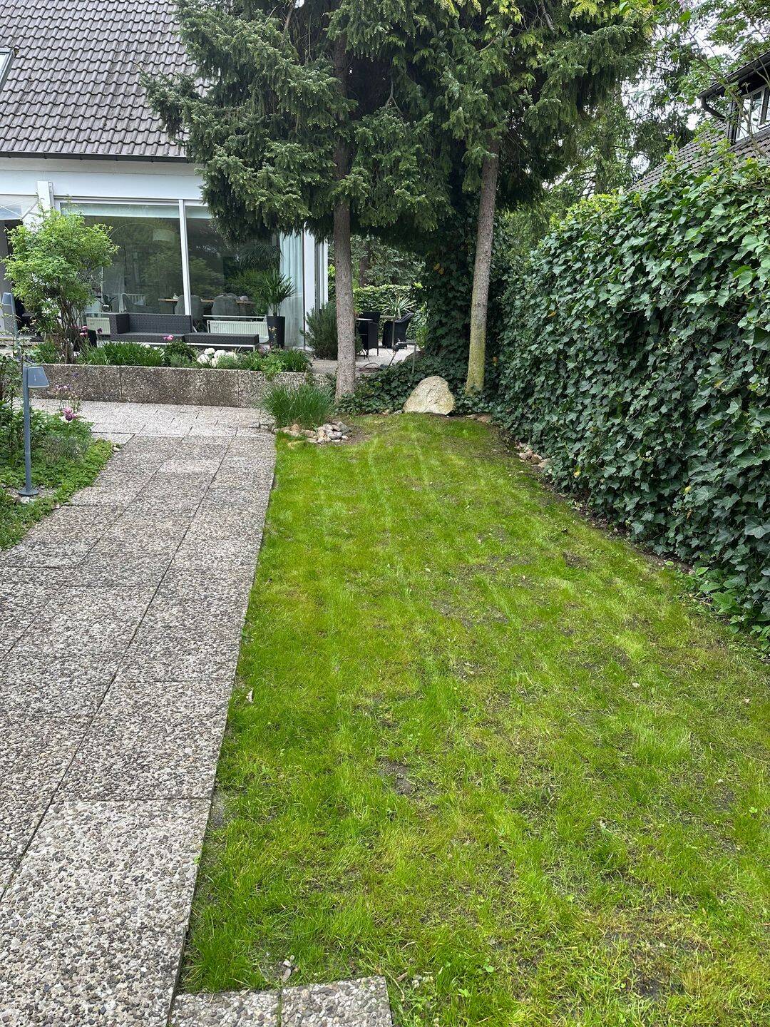 Wohnung mit eigenem Hausteil, großer Terrasse und Garten/ in Zweifamilienhaus; Nebenkosten inkl. Strom, 30559 Hannover