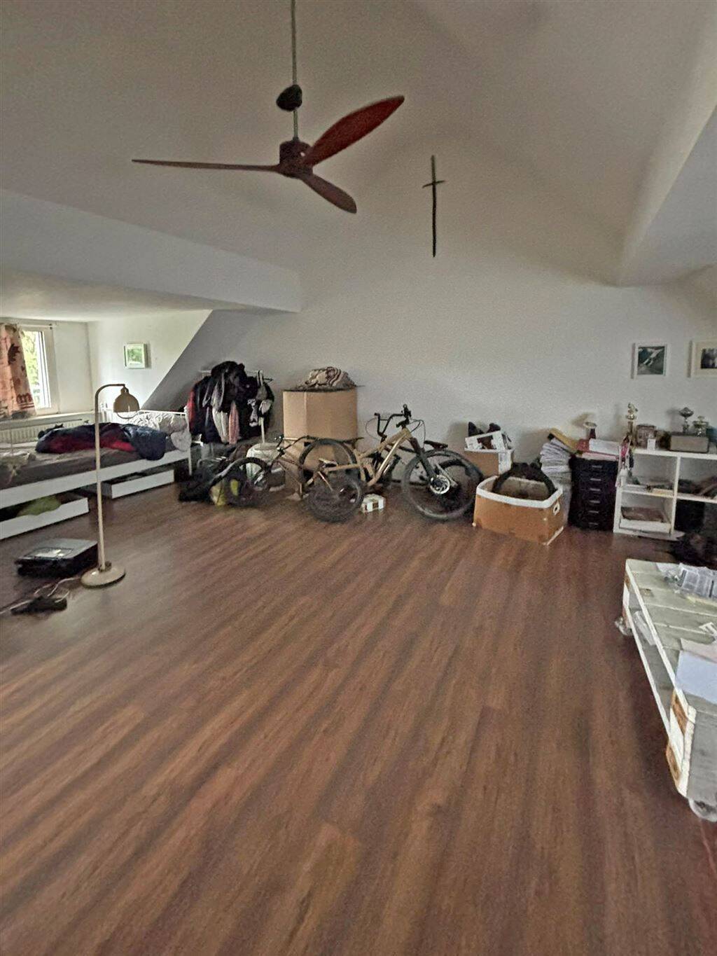 Charmante 1-Zimmer-Dachgeschosswohnung mit großer Dachterrasse & Stellplatz, 50825 Köln (Ehrenfeld Bickendorf Neuehrenfeld Ossendorf)