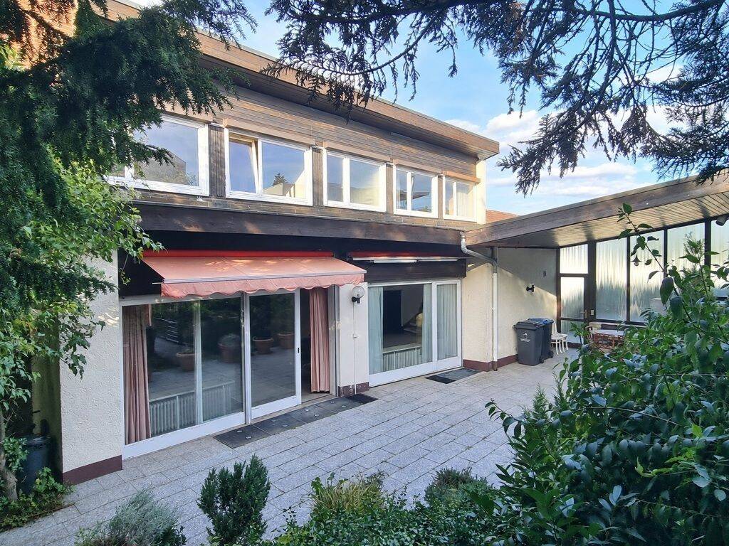 Familienfreundliches Einfamilienhaus mit Einliegerwohnung in attraktiver Aussichtslage von Leonberg, 71229 Leonberg