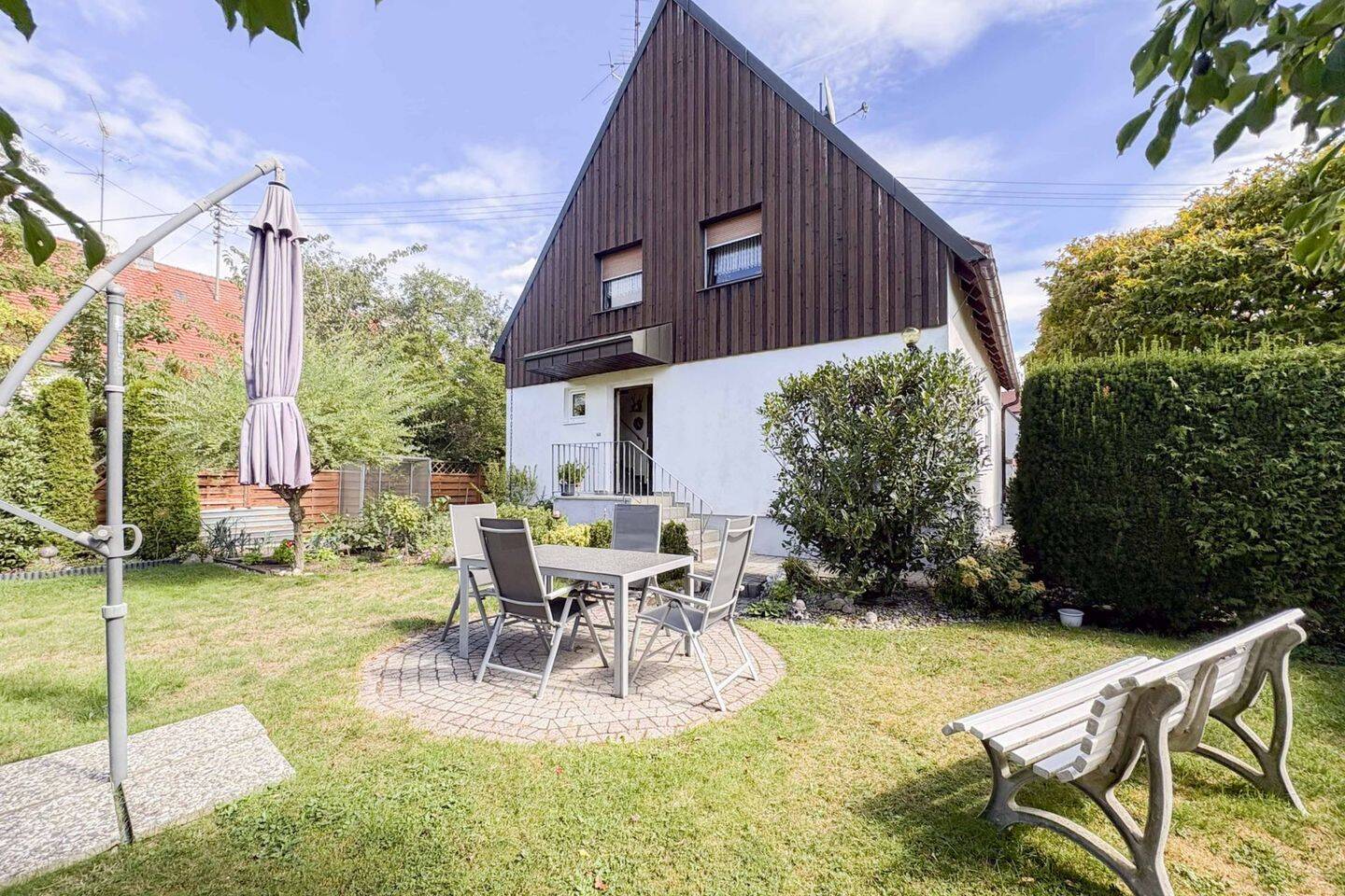 Gestalten statt Kompromisse machen – Zweifamilienhaus mit Traumgarten in Wulfertshausen, 86316 Friedberg