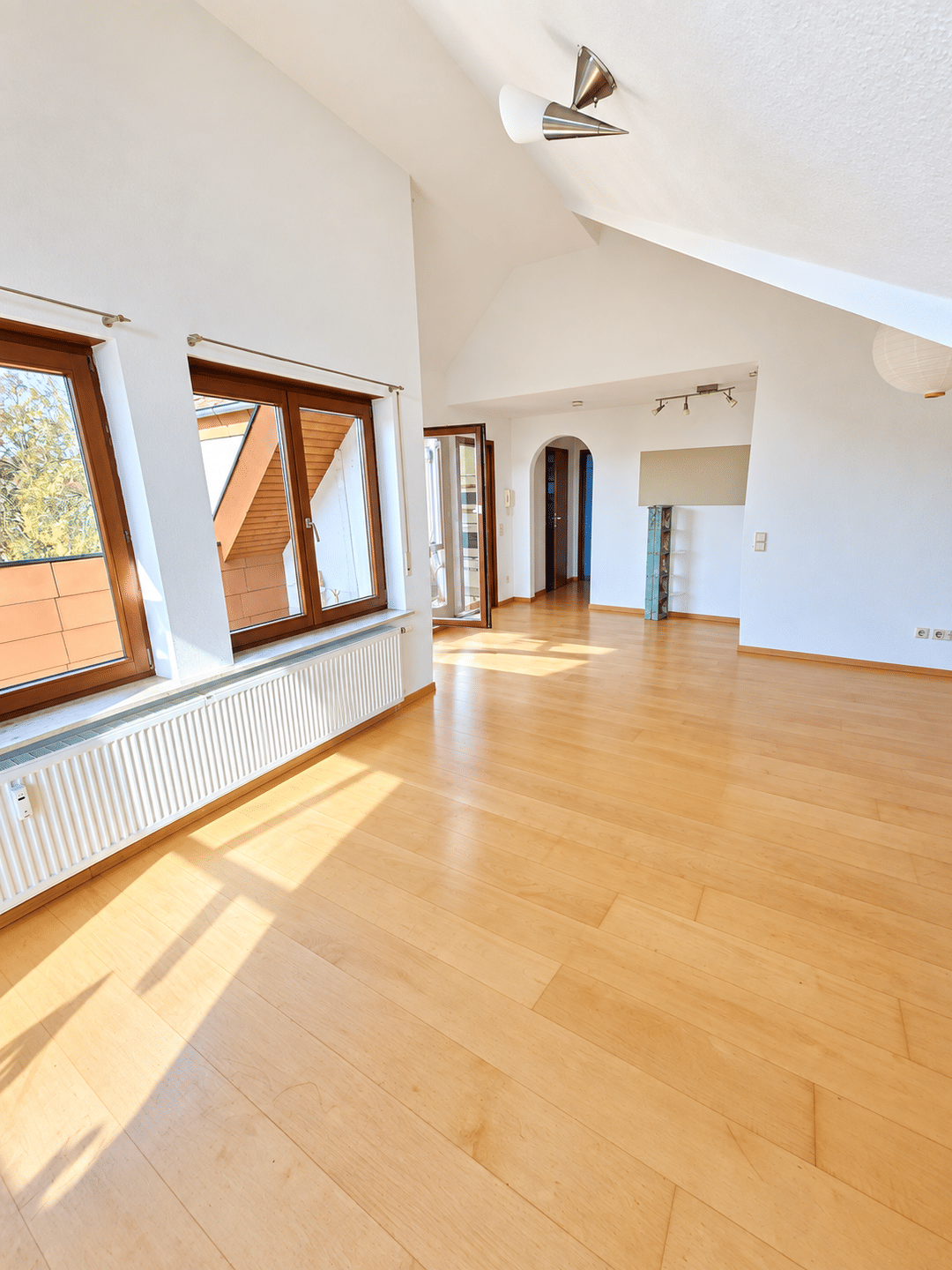 GEMÜTLICHE  2-ZI.-DG-WHG: * ca. 64qm * EBK * TL-Bad * Dachloggia * TG-Stpl. * gute Wohnlage *, 73614 Schorndorf