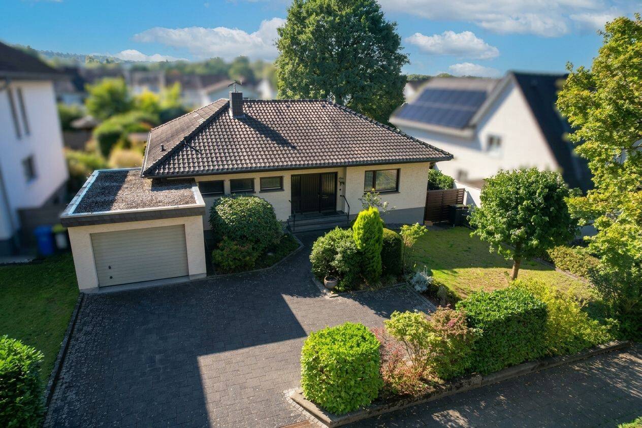 Bonn-Holzlar (Heidenbergen): Charmanter Bungalow für Familie – mit Garage und Werkstatt, 53229 Bonn