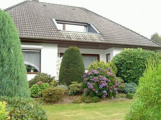 Echternach Immobilien: … 2 Zi.-DG-Wohnung im Zweifamilienhaus in ruhiger Lage!, 22113 Oststeinbek (Bergedorf)