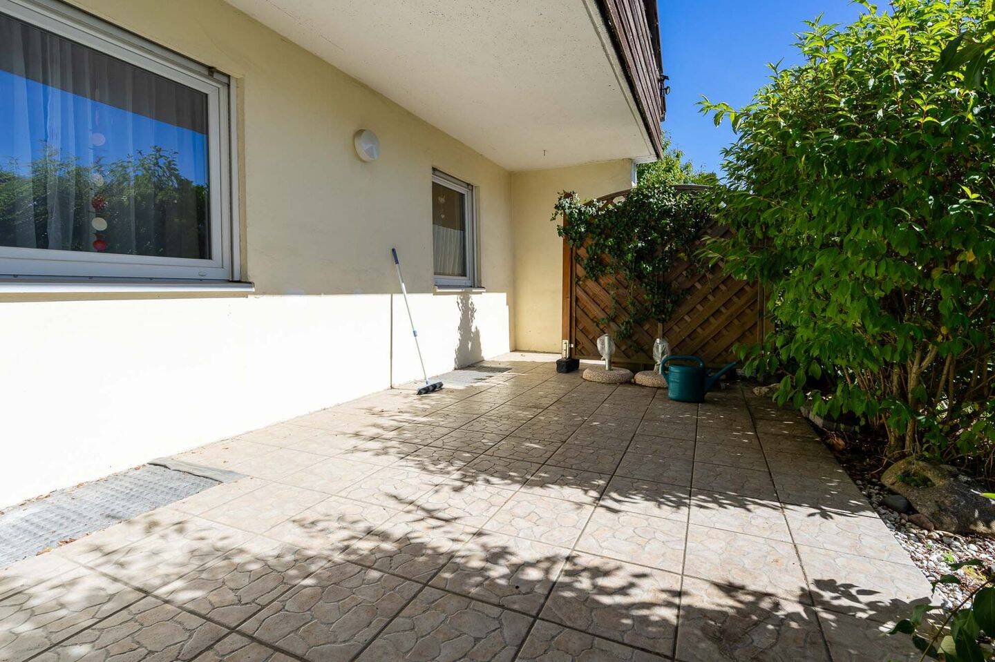 Großzügige 4,5-Zimmer-Erdgeschosswohnung mit Terrasse und Garage, 89180 Berghülen