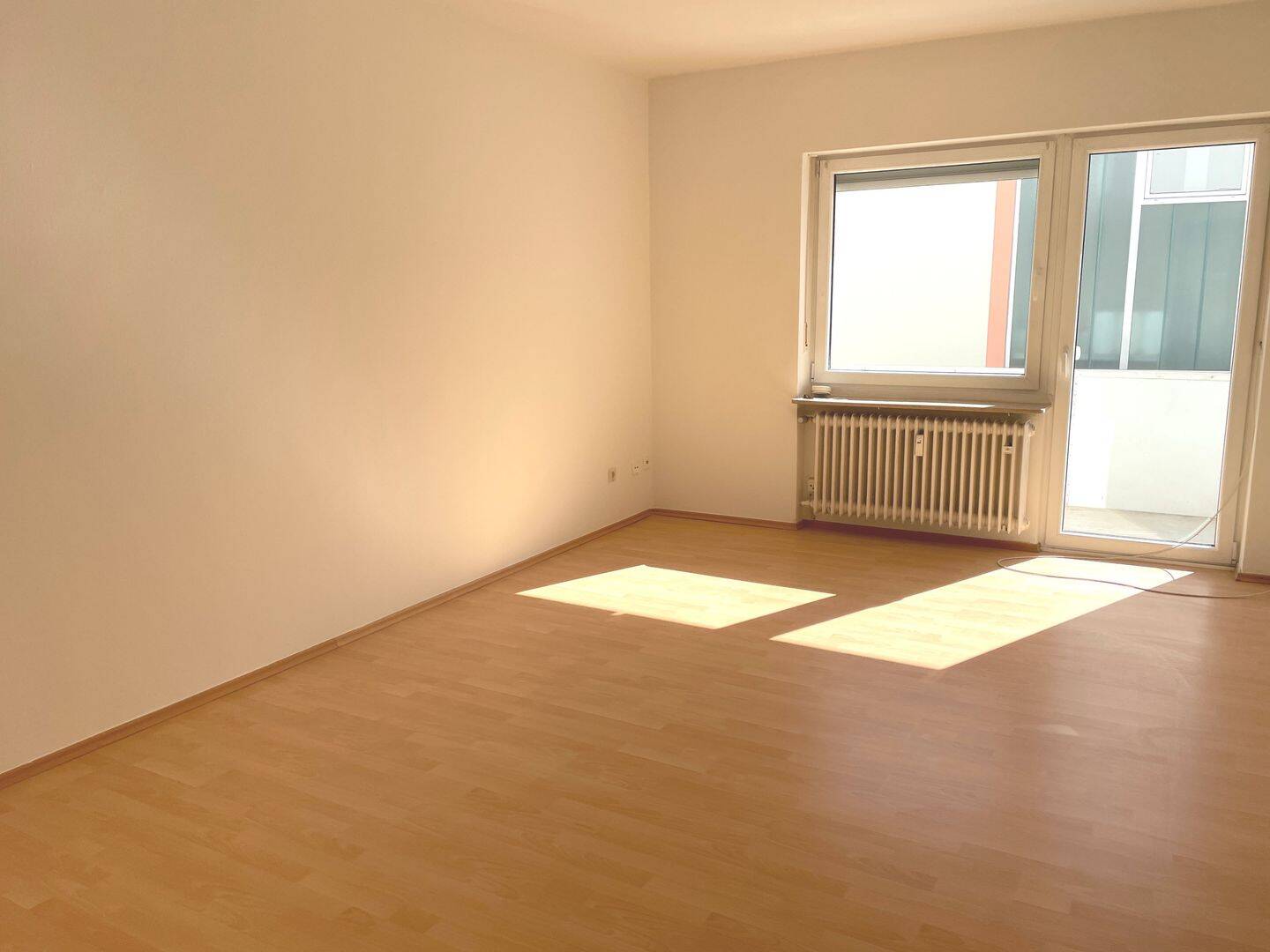 Bitte nur Mailanfragen: Helle ruhige 2-Zimmer-Wohnung mit Balkon Nähe Milchwerk, 93059 Regensburg