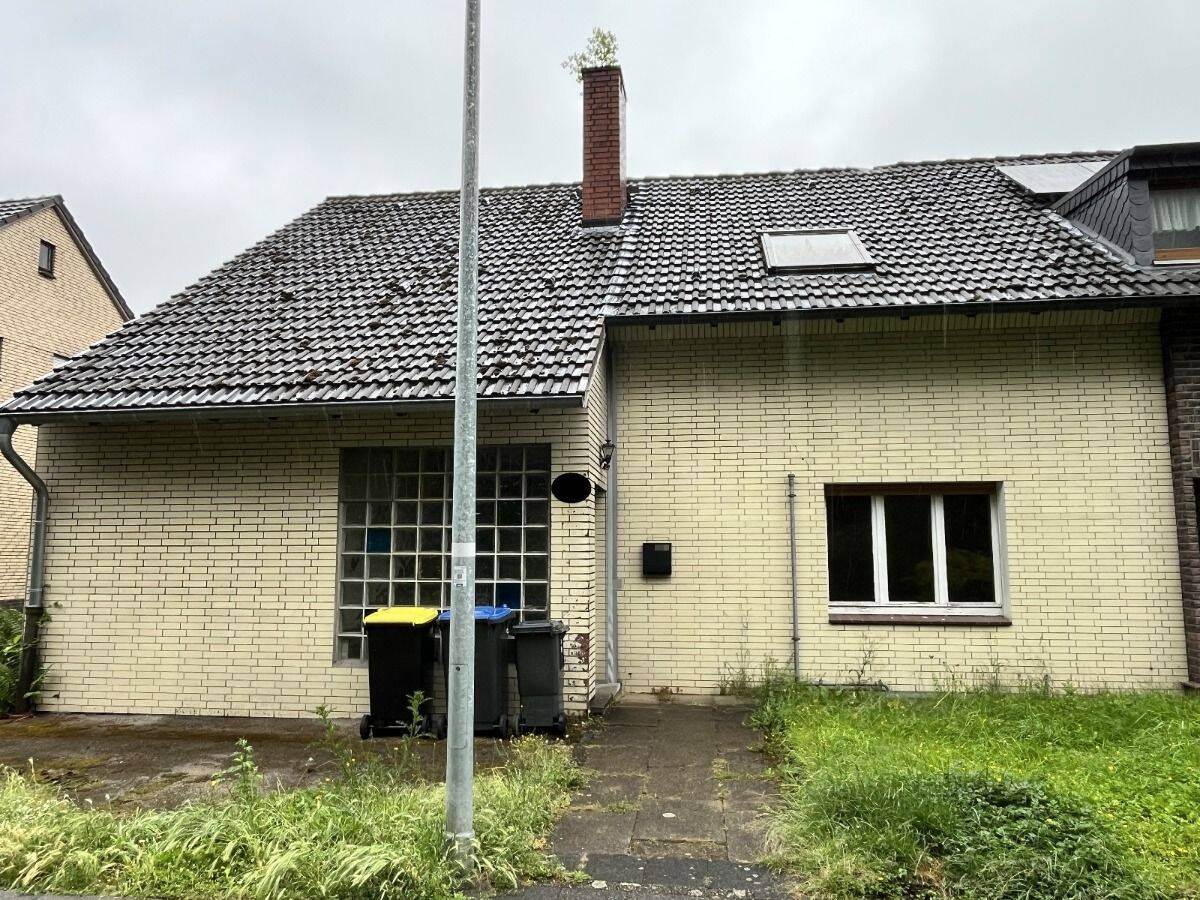 Sanierungsbedürftiges Ein-bis Zweifamilienhaus mit Feuchtigkeitsschäden in Moers-Vennikel, 47447 Moers