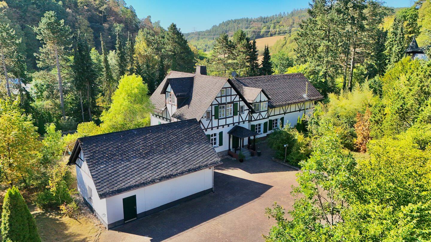 Repräsentatives Anwesen mit Parkareal und privatem Sportbereich in Dillenburg OT, 35689 Dillenburg