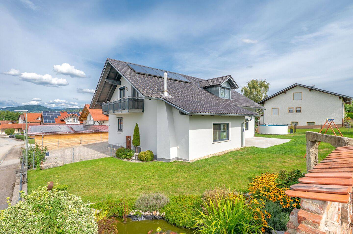 Wohnen mit Perspektive: Großzügiges Zweifamilienhaus mit Garten und Pool, 94107 Untergriesbach