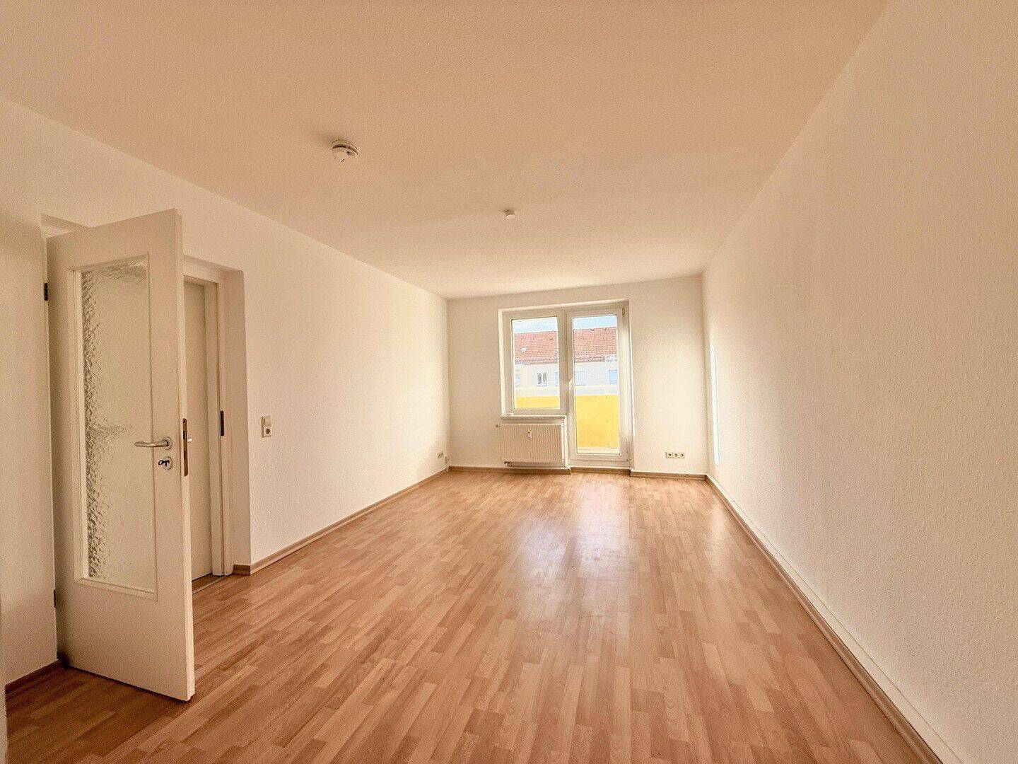 Helle 2-Raum-Wohnung mit Balkon und Blick auf die Elbhänge – 830€ Gesamtmiete inkl. Stellplatz, 1237 Dresden