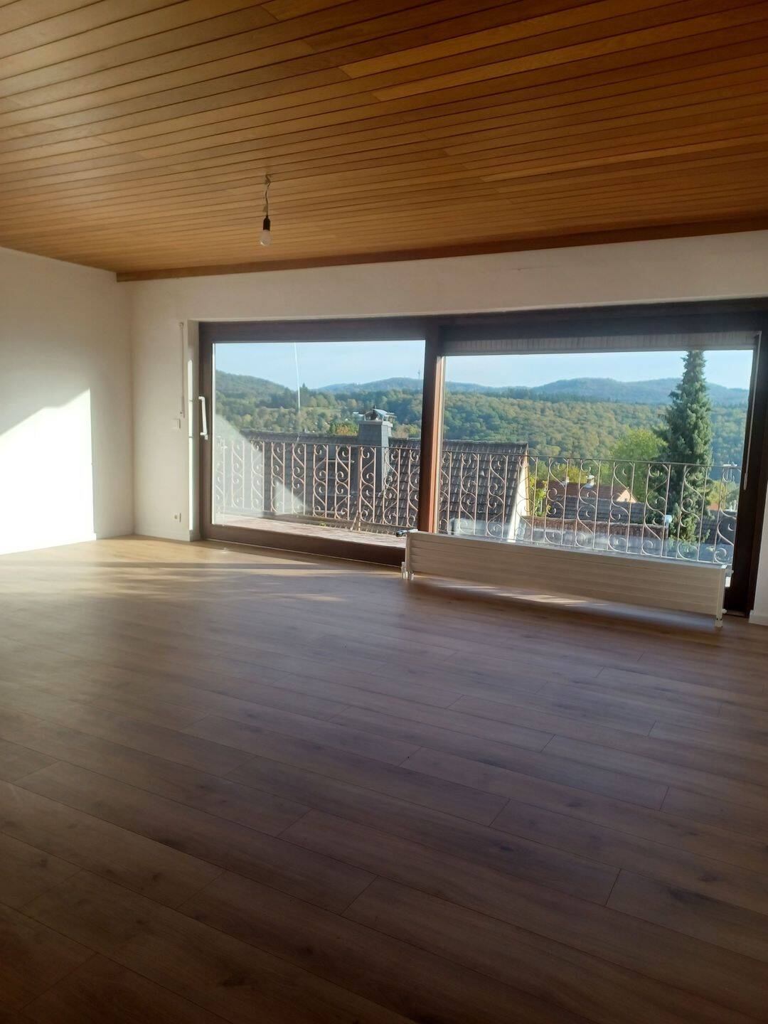 Frisch renoviert! Großzügige 3-Zi-Wohnung mit Balkon & traumhaftem Taunusblick in Eppstein-Bremthal, 65817 Eppstein