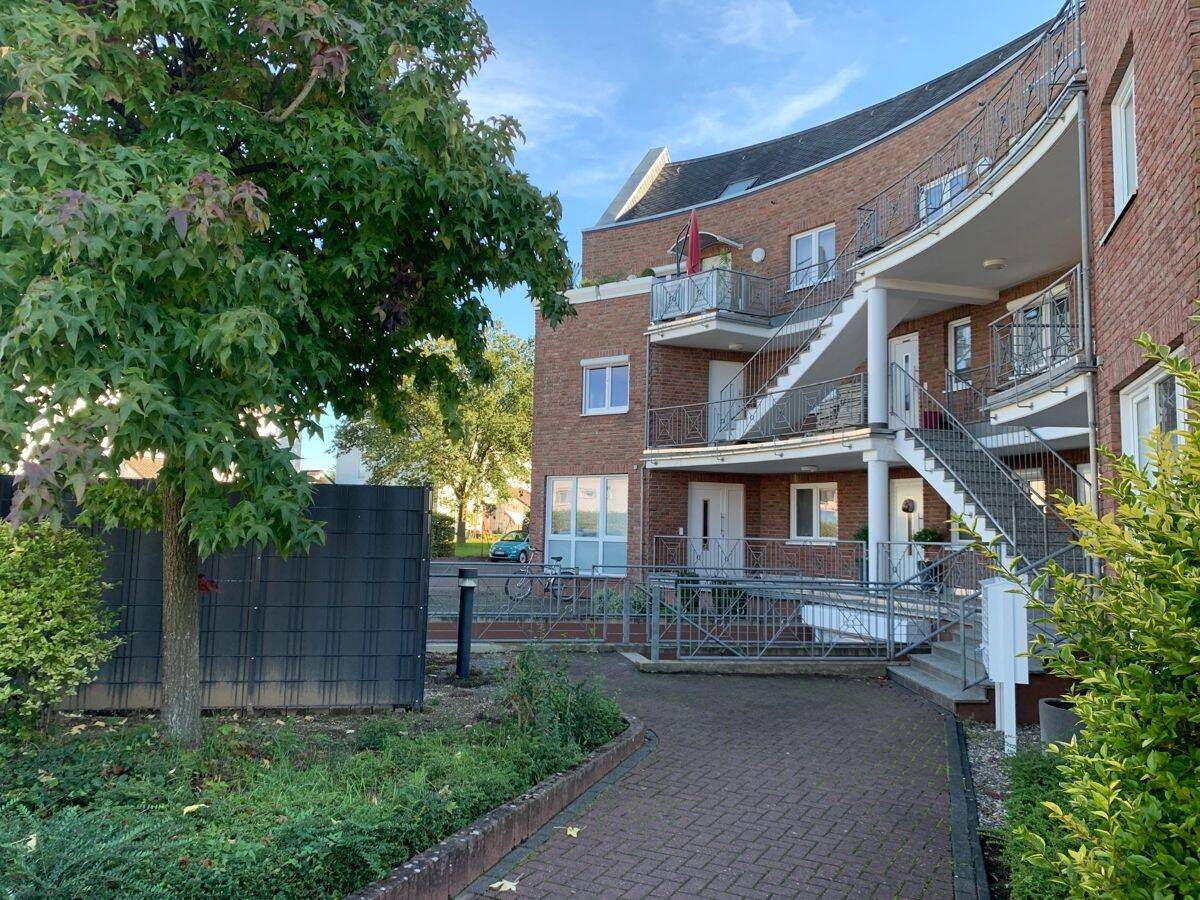 HENNEF in zentrale Lage, gepflegtes Appartement ca. 47 m² Wfl., Einbauküche, Stellplatz, Kellerraum, 53773 Hennef (Sieg)