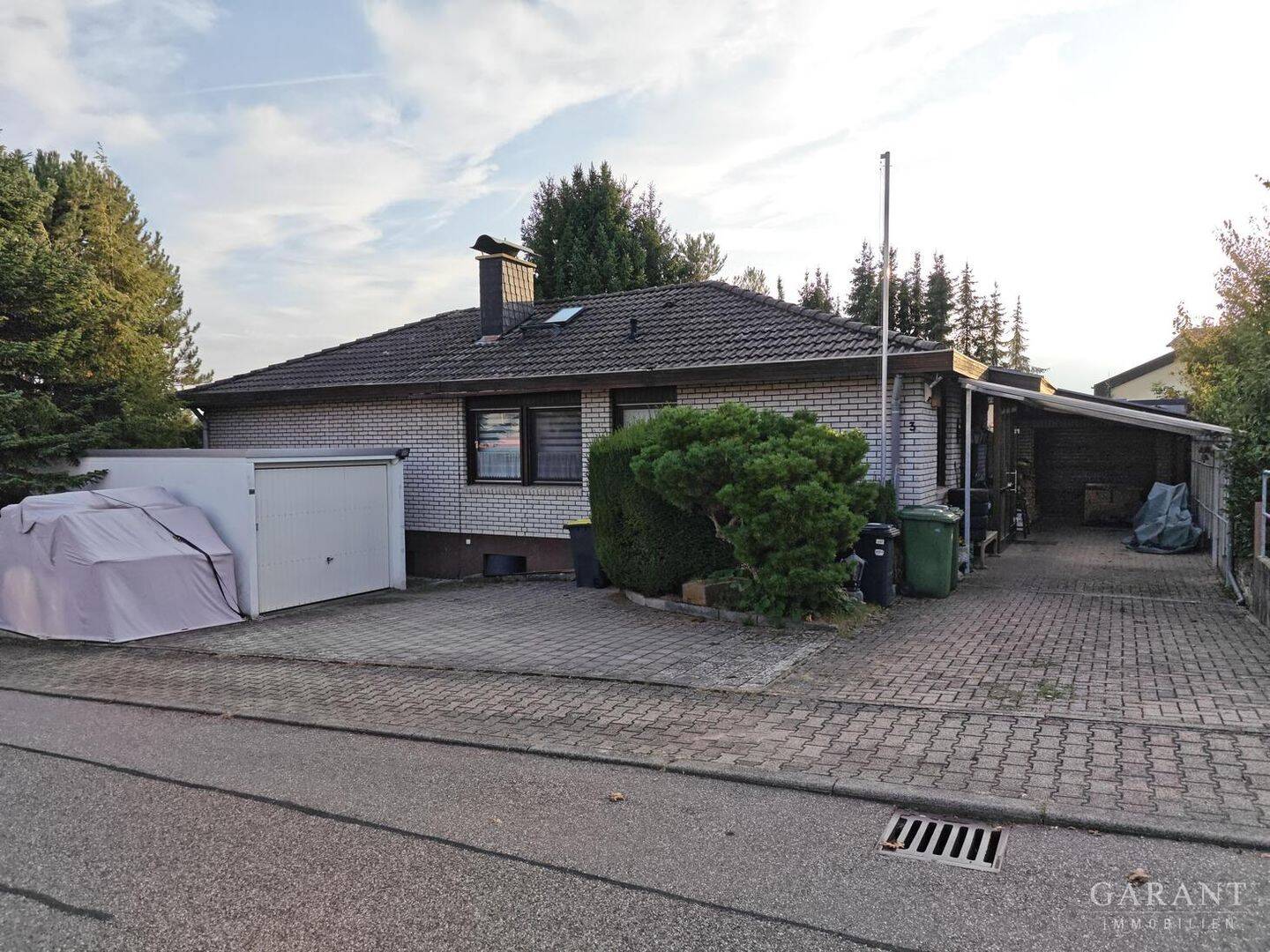 Großzügiger Bungalow mit Einliegerwohnung, Wärmepumpe, PV & Traumgarten, 75233 Tiefenbronn