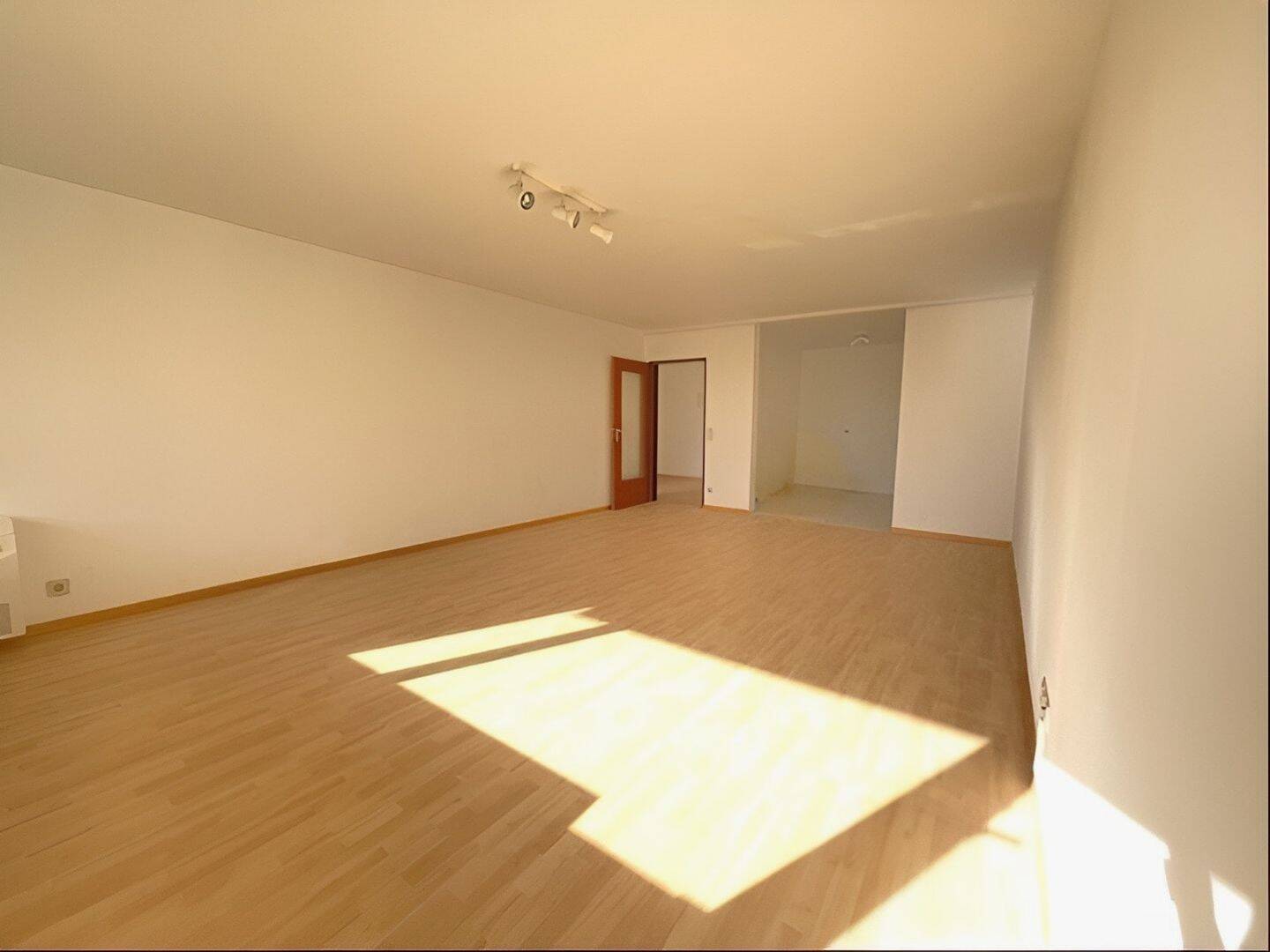 Großzügige 2-Zimmer-Eigentumswohnung mit Balkon, Weitblick sowie Schwimmbad & Sauna, 76448 Durmersheim