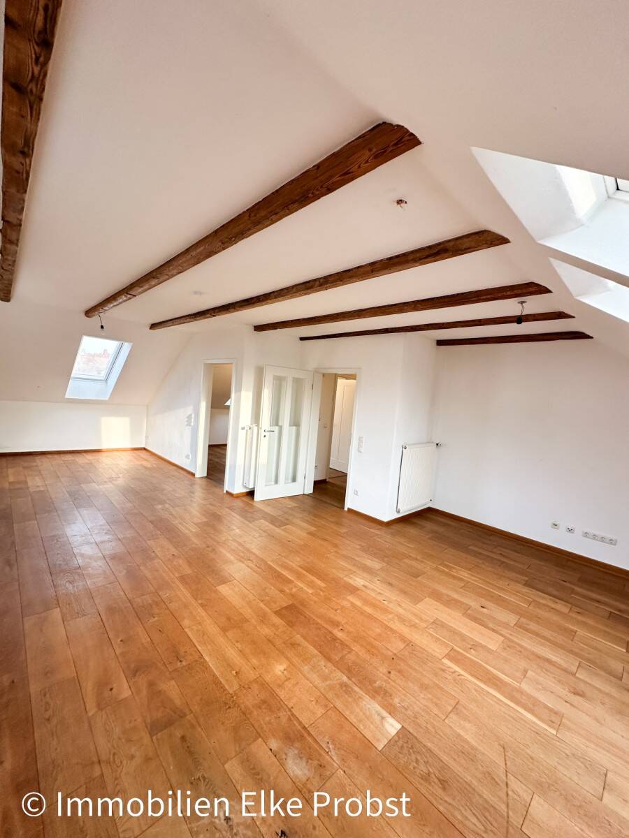 Hochwertige Dachgeschosswohnung mit Stellplatz in Cham, 93413 Cham